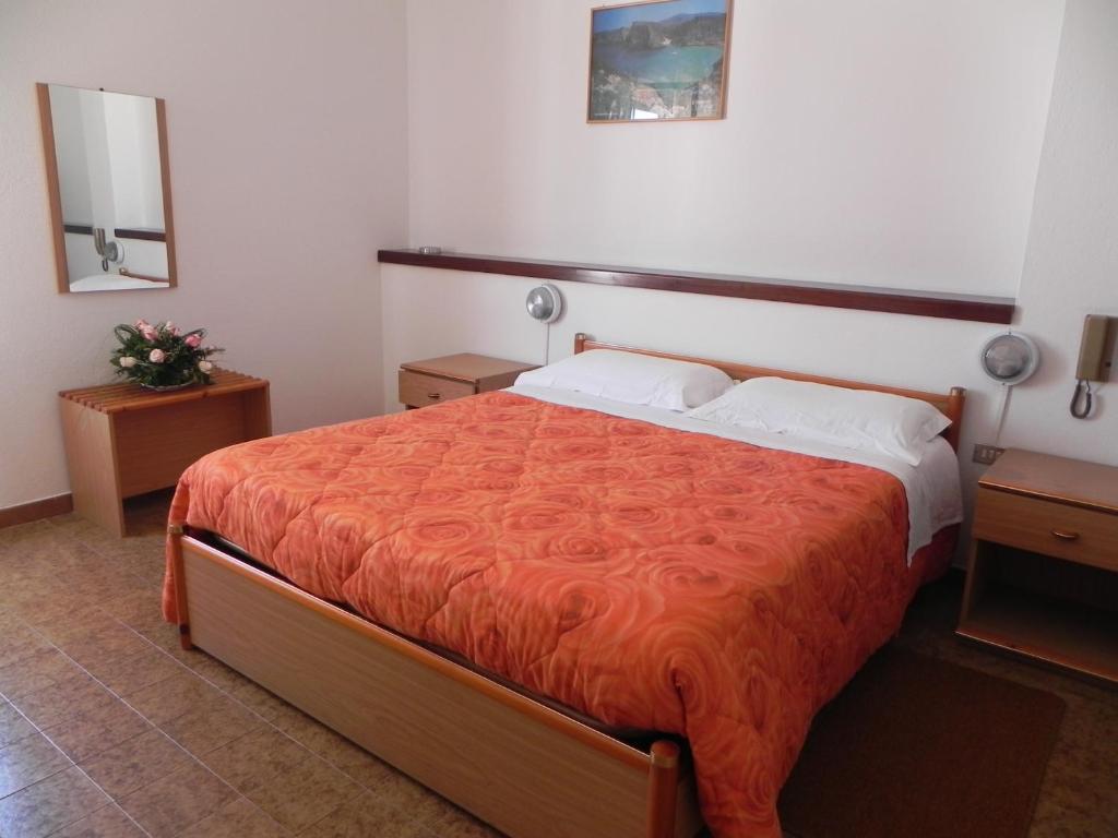 Hotel Fjby Calasetta Ruang foto