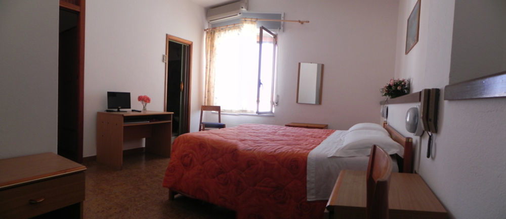 Hotel Fjby Calasetta Bagian luar foto